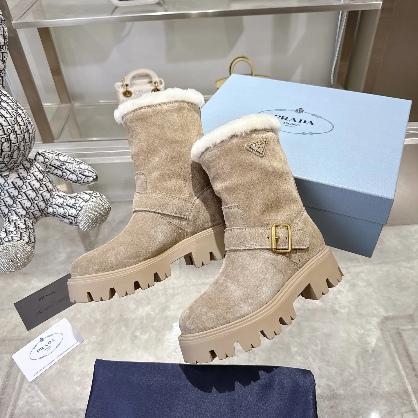 👟👟Ex-factory price 700👟👟 🔥Heavyweight🔥4050 Prada/PRADA autumn and winter snow boots counter new thick-soled anti-ski boots warm wool short boots, the same style as PRADA autumn and winter T-stage catwalk catwalk celebrity stars, original 1:1 replica, high-quality quality! The top version is comfortable on the feet and makes you look slimmer, elegant and intellectual! It is a rare pair of comfortable and warm casual snow boots! ❶Fabric: High mercerized cow suede/first layer cowhide ❷Lining: %100 pure wool imported from Australia ❸Feet: %100 pure wool imported from Australia ❹Outsole: Original TPU foam bottom Four-color women's sizes: 36–42. Complete packaging, with certified pure cotton bag after-sales service card.